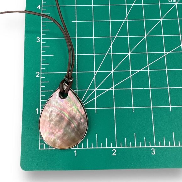 Monet Mother Of Pearl Tear Drop Pendant Leather Cord Lobster Claw Clasp 16" - Picture 6 of 7